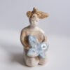 Mujer con mariposa azul