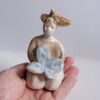 Mujer con mariposa azul - Imagen 6